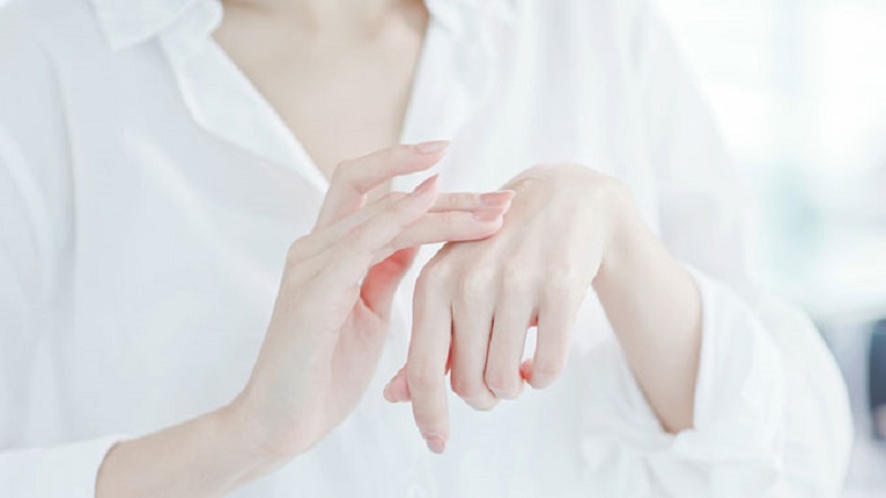 Xịt tắm khô có làm khô da không? Lựa chọn xịt tắm khô an toàn