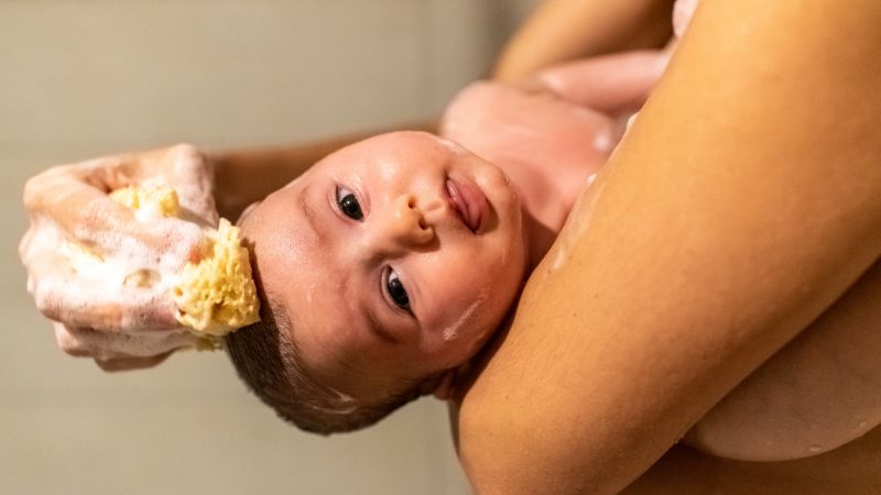 Bước 2: Tắm cho trẻ 