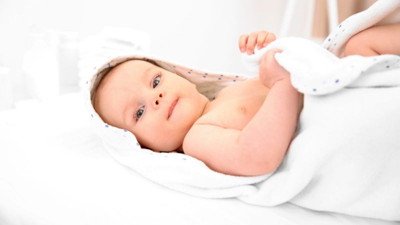 Bước 3: Lau khô người, mặc quần áo ngay sau khi tắm