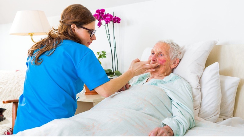 Vệ sinh cho người bệnh không di chuyển được: Làm sao tránh loét da và nhiễm trùng kéo dài?