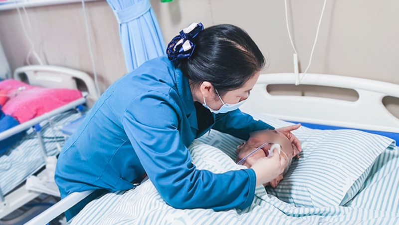 Vì sao nên tắm khô cho người bệnh sau phẫu thuật? Lợi ích và lưu ý quan trọng