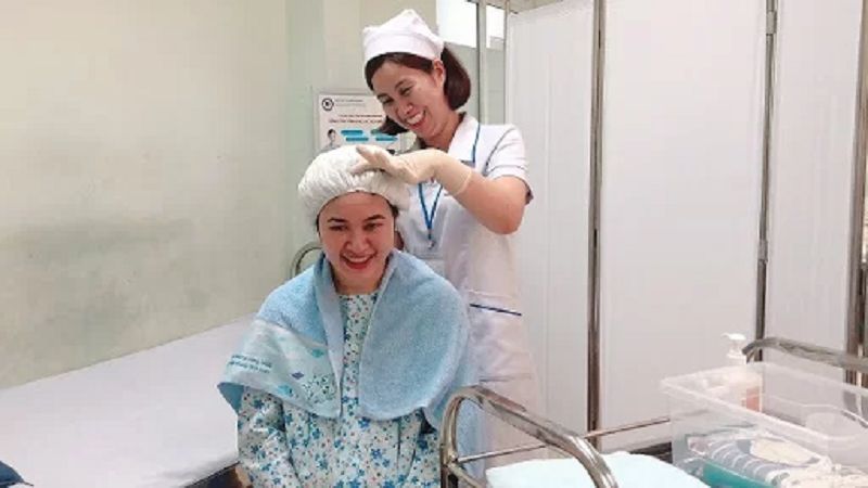 Hướng dẫn vệ sinh cơ thể sau sinh với xịt tắm khô