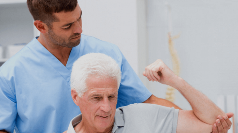 Nguyên nhân người già bị run tay có thể bạn chưa biết - Yaocare Medic